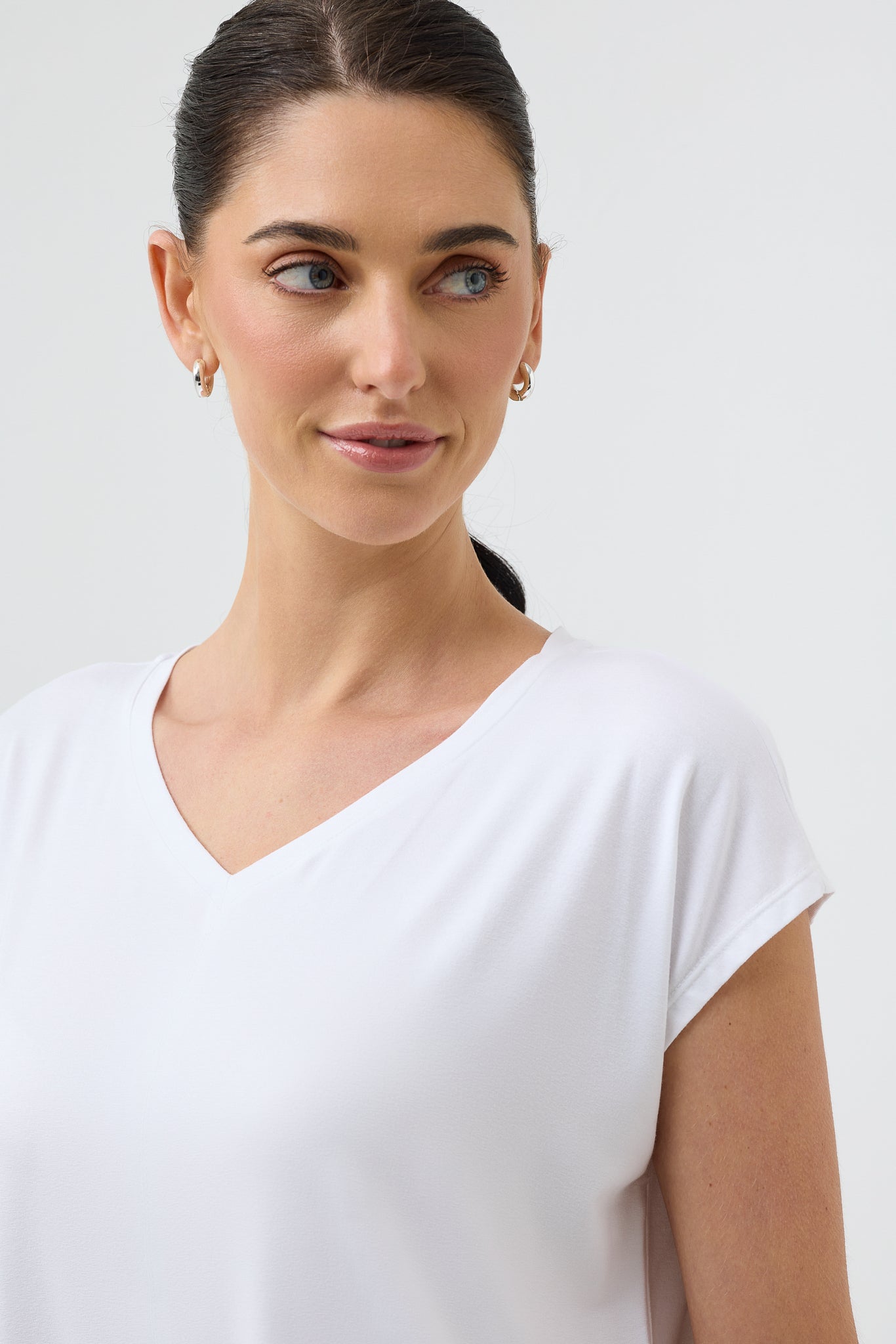 V NECK TEE