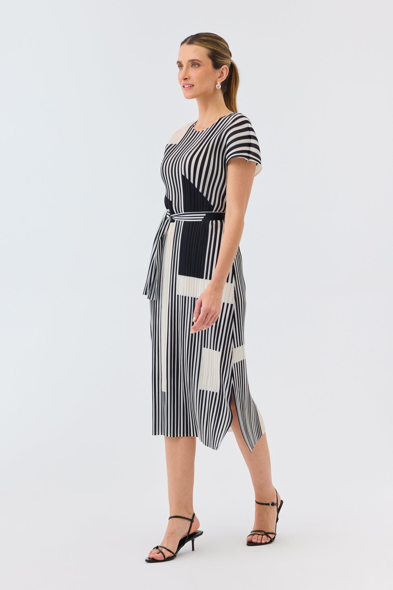 FORM PLEATED DRESS