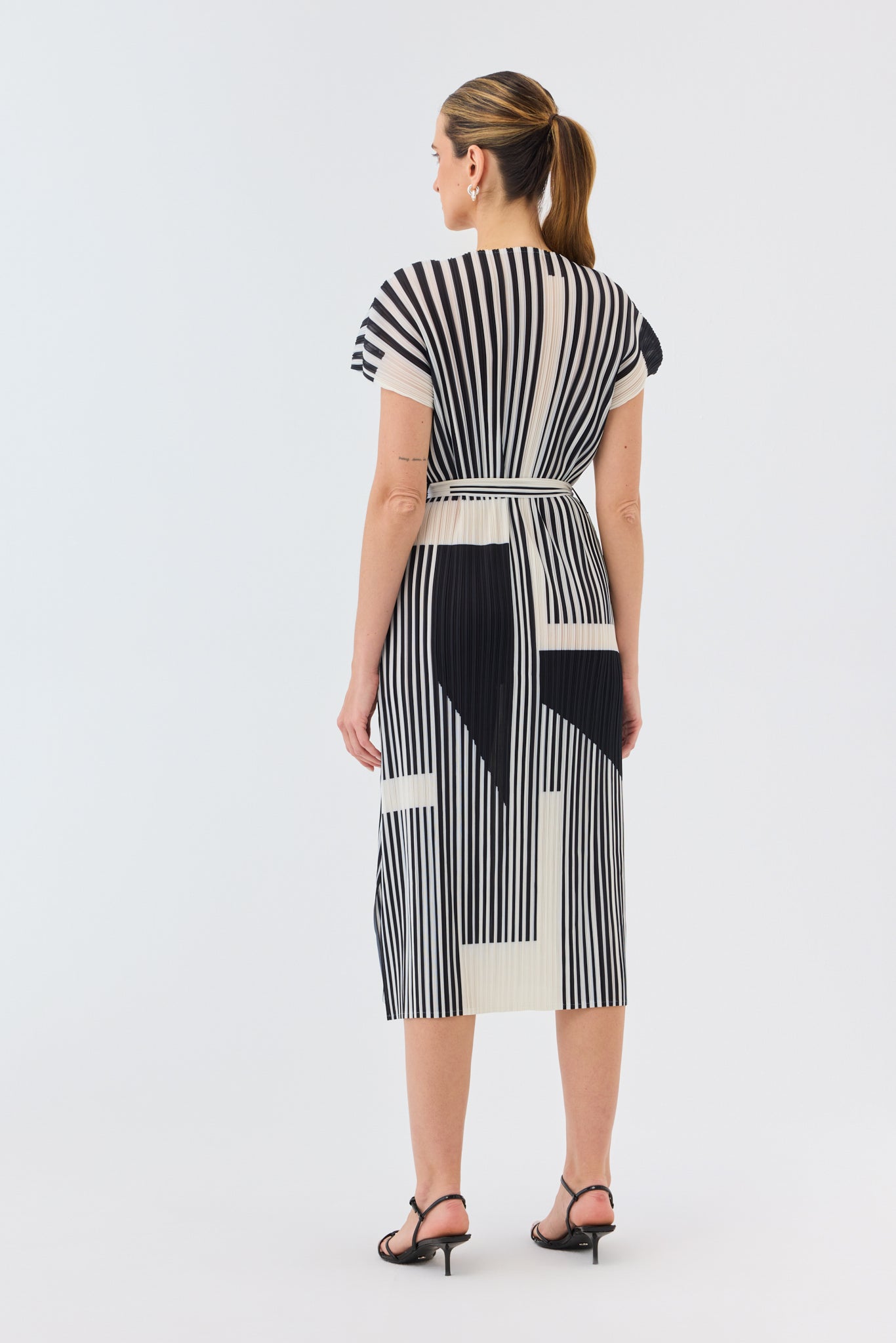 FORM PLEATED DRESS