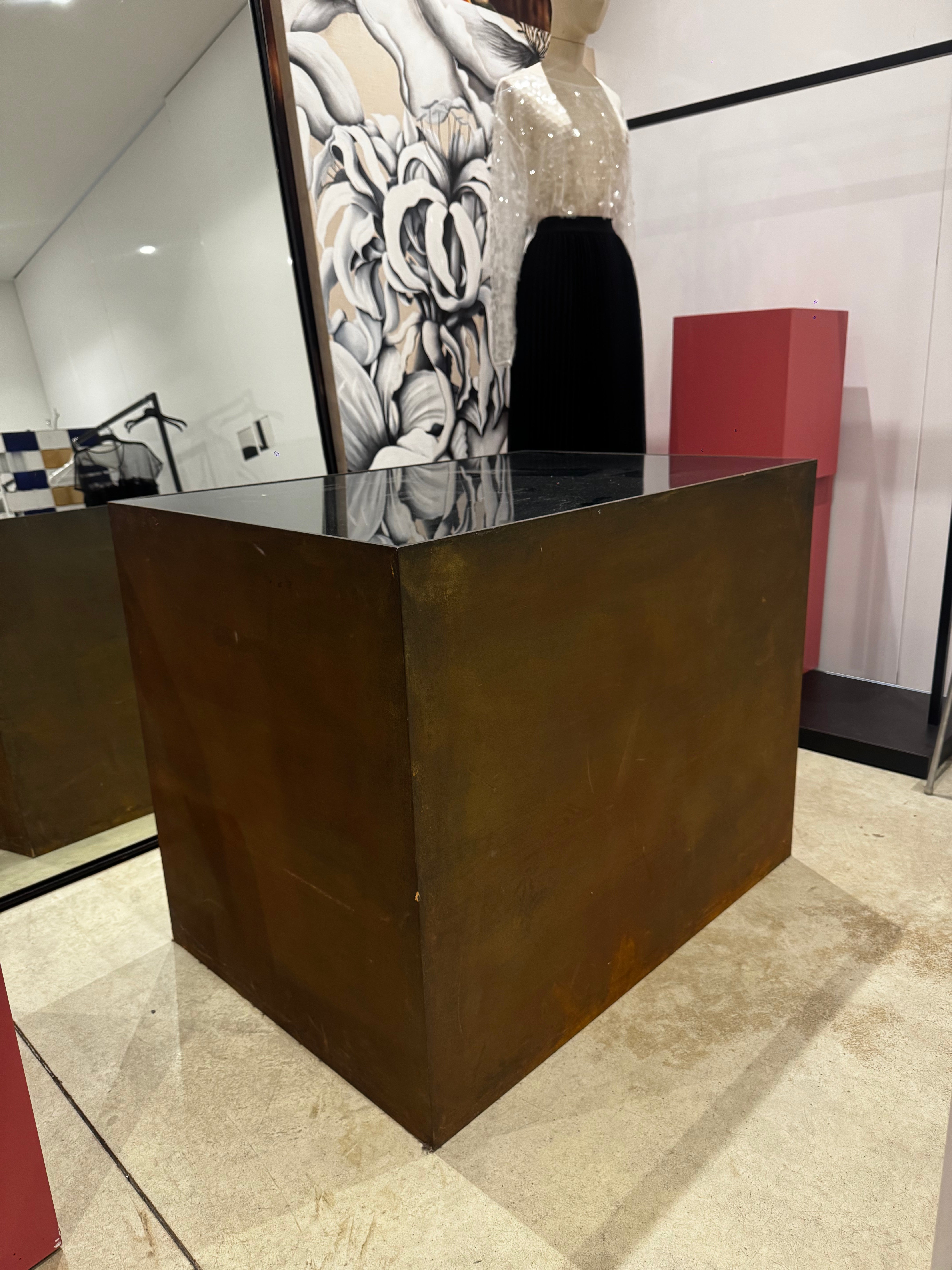 LARGE DISPLAY BOX