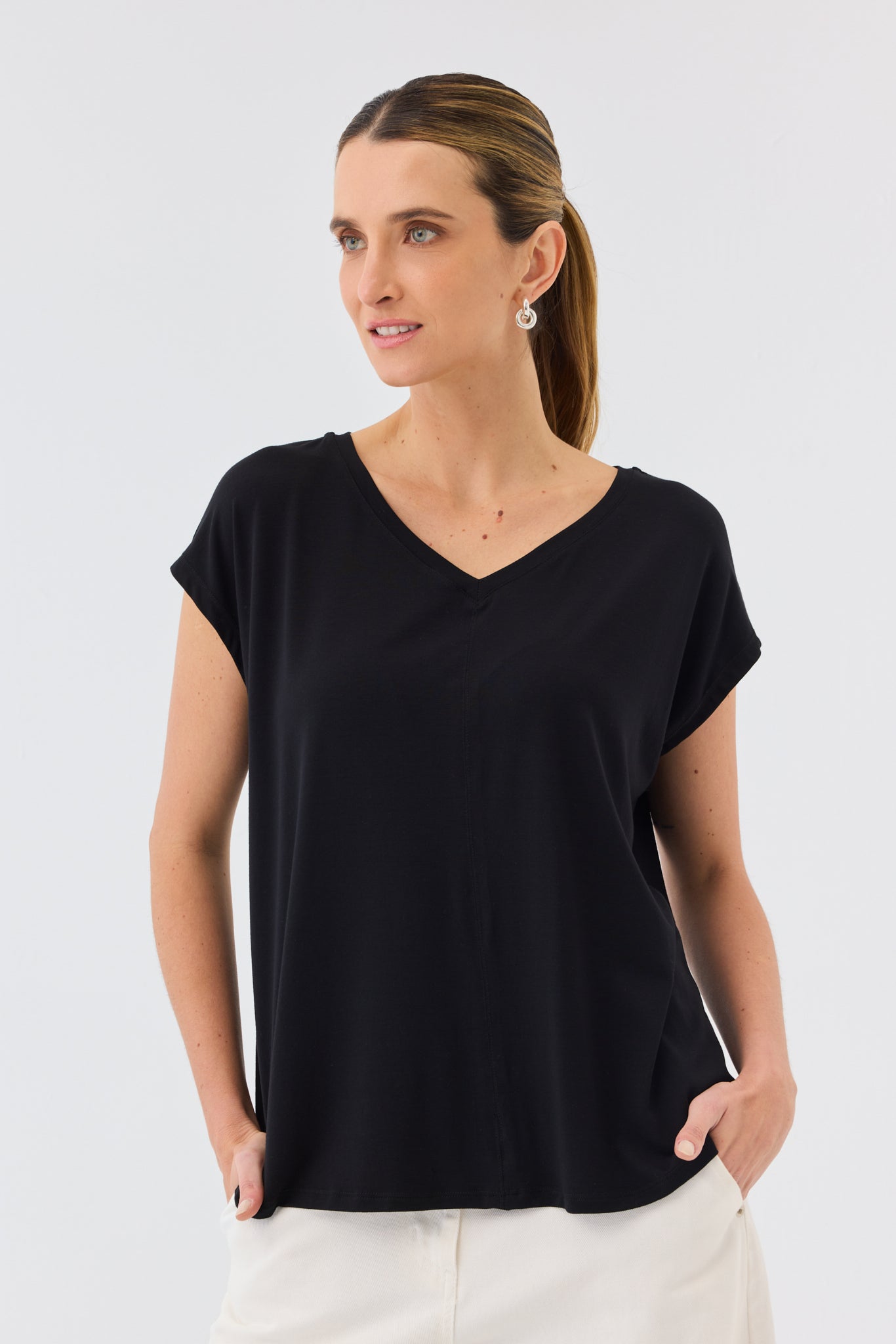 V NECK TEE