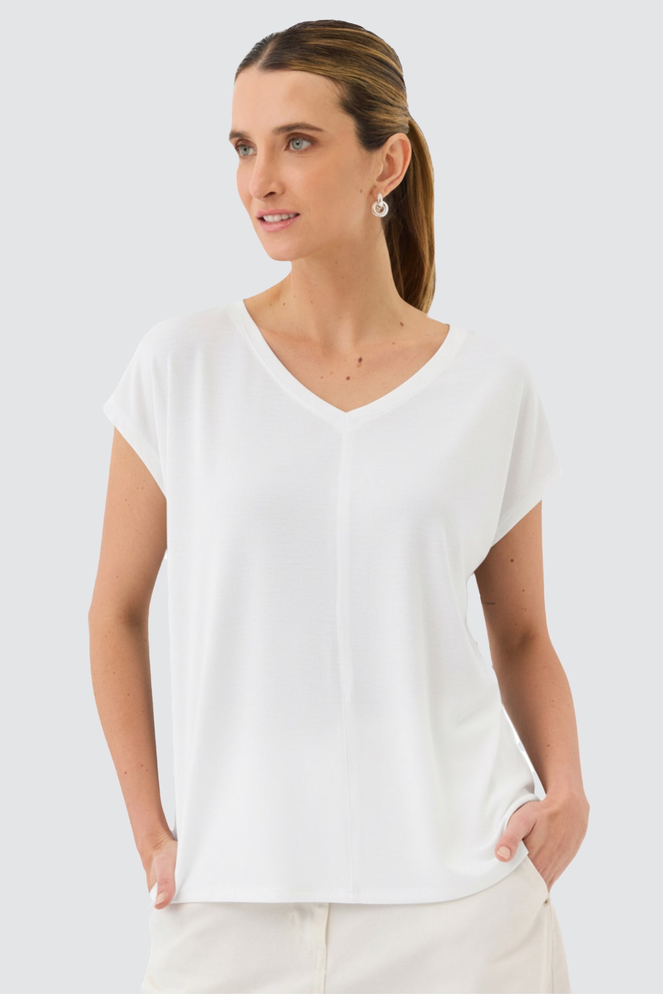 V NECK TEE