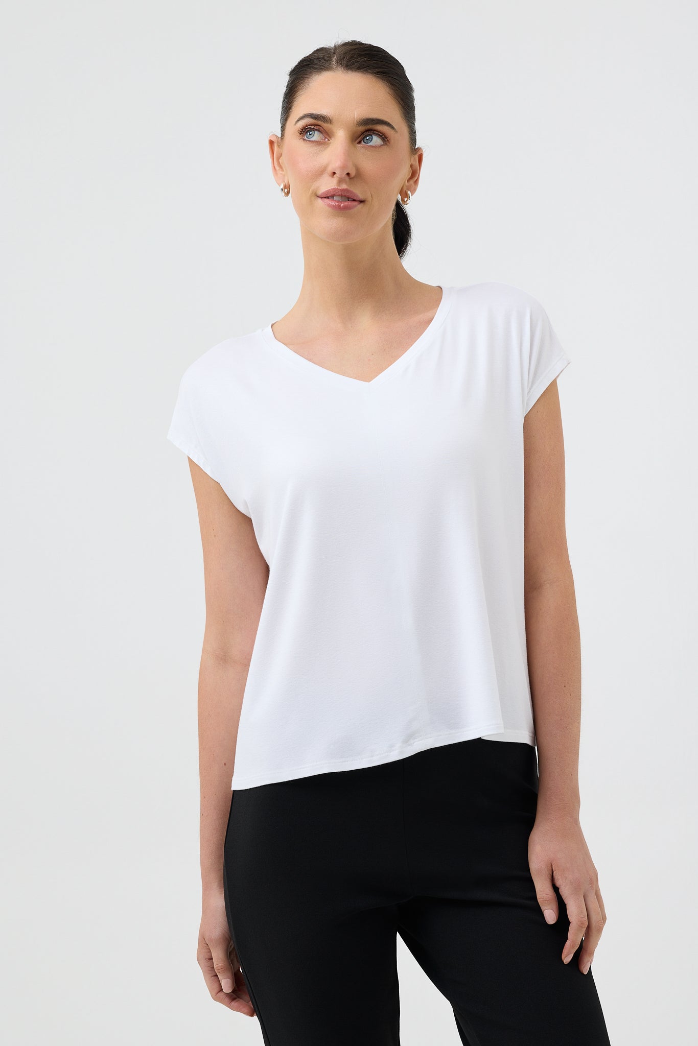 V NECK TEE