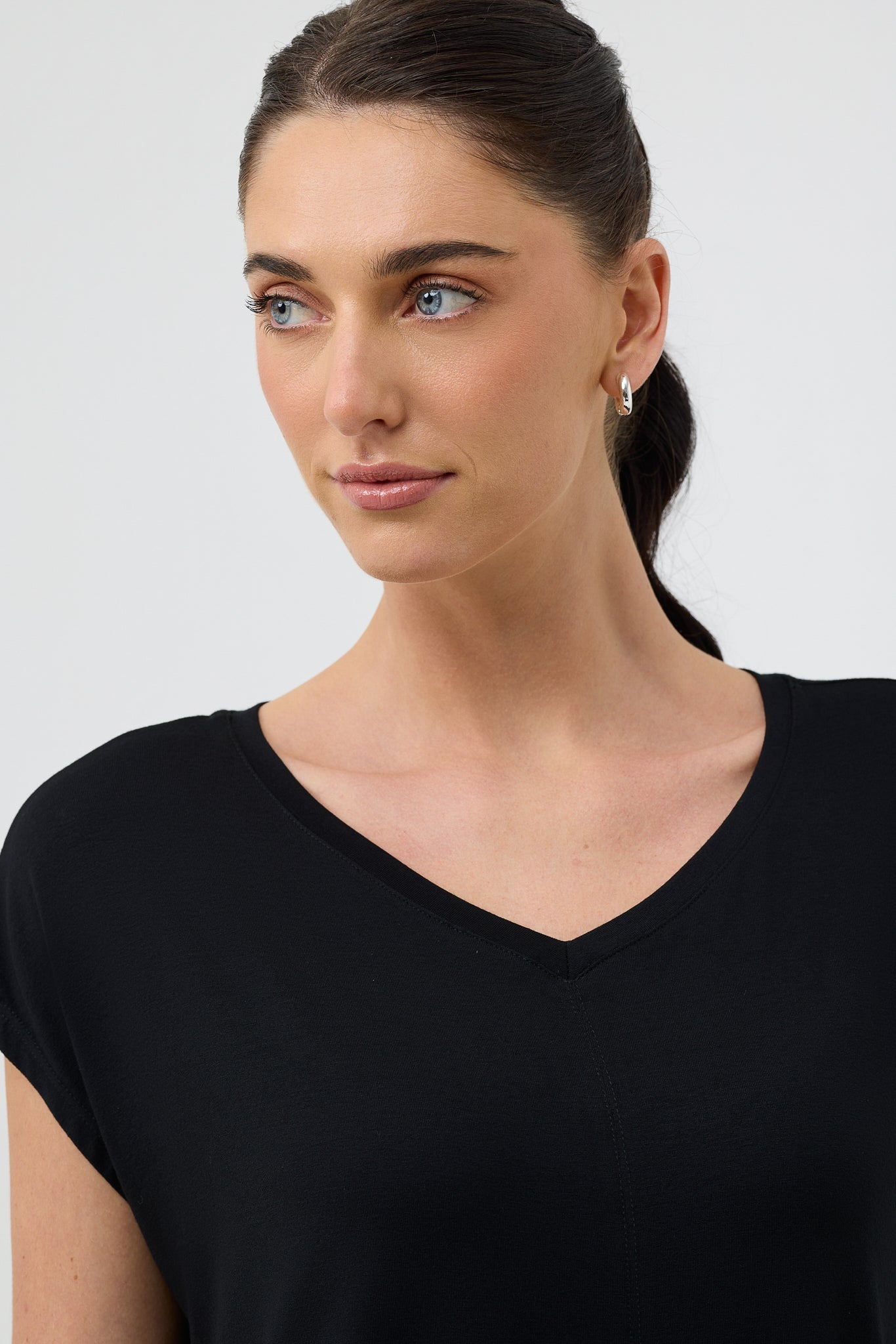 V NECK TEE