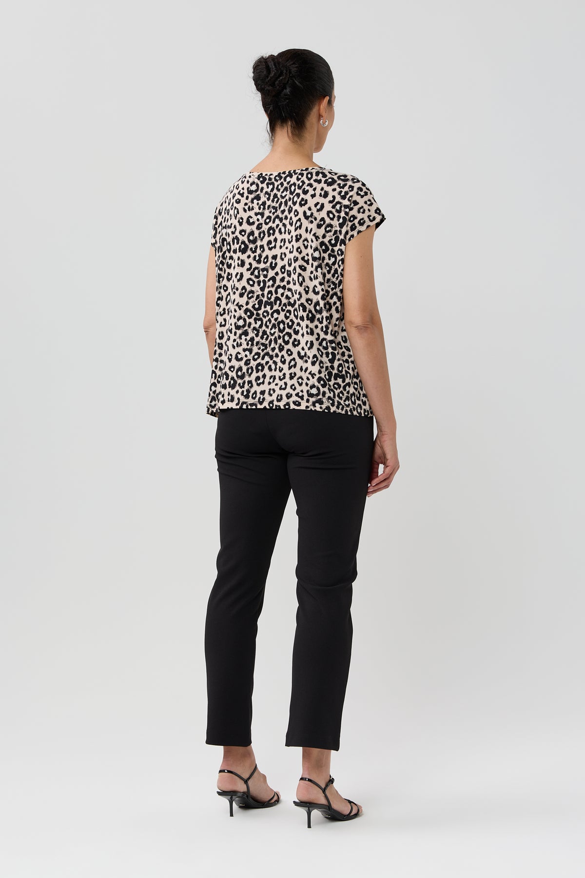 LEOPARD V NECK TEE
