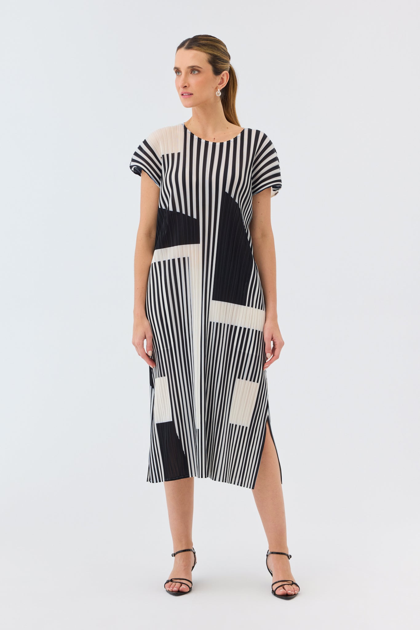 FORM PLEATED DRESS